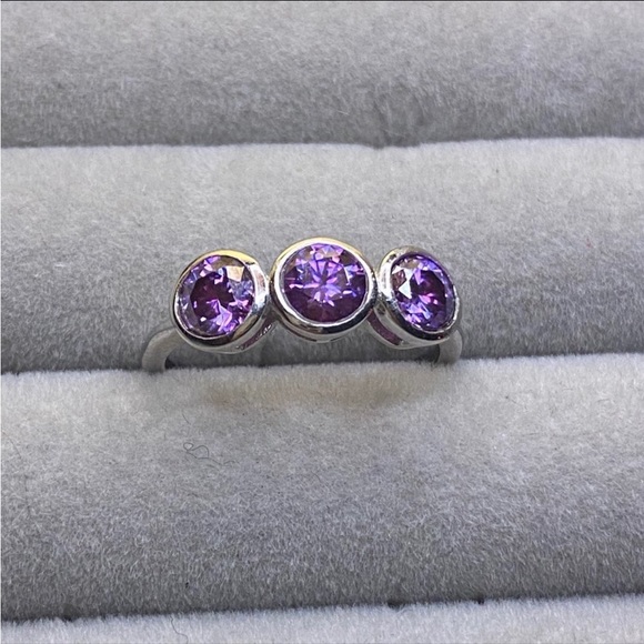 Certified, 3 stone Purple Moissanite Diamond Solitaire ring - Picture 4 of 12